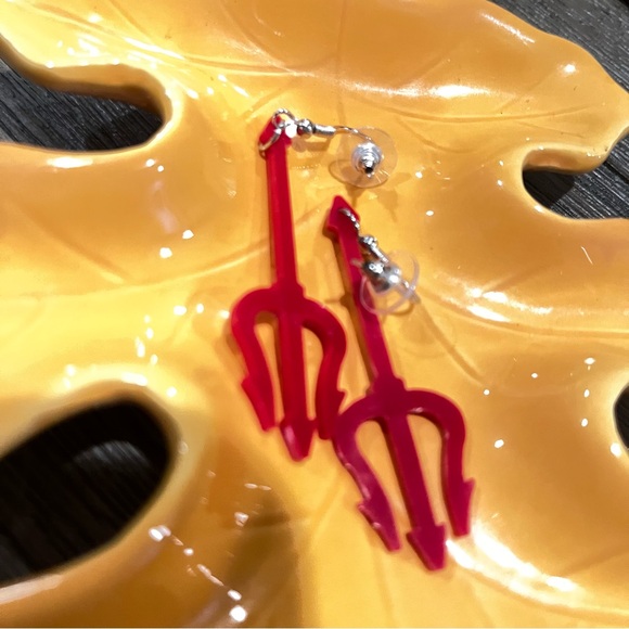 Halloween costume Jewelry 😈 Red Devil Fork Earrings Brand New Two Inches Long - Picture 4 of 5